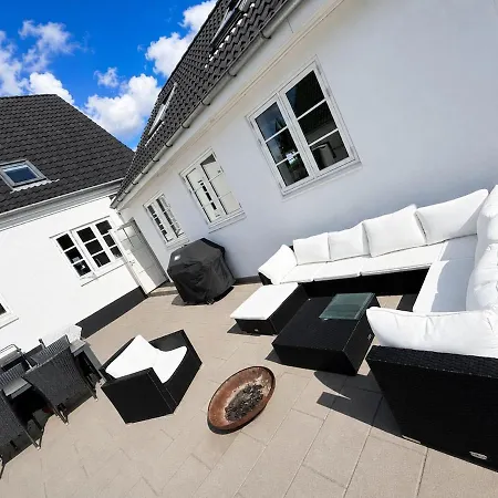- Family House With Large Courtyard & Garden Casa vacanze