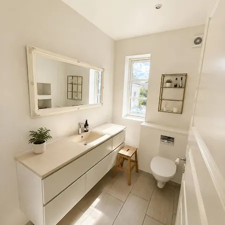 - Family House With Large Courtyard & Garden Casa vacanze