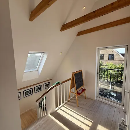 - Family House With Large Courtyard & Garden Casa vacanze *