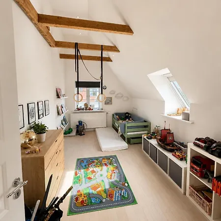 - Family House With Large Courtyard & Garden Casa vacanze